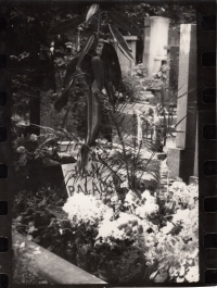 Hrob Jana Palacha na Olšanských hřbitovech v Praze. Fotografie Daniela Balabána z roku 1976 
