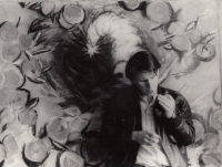 Daniel Balabán před svým obrazem inspirovaným výbuchem raketoplánu Challenger - 1986