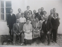 Horní řada vlevo - první otec Ladislav Císař (*1899), foceno u Rakušanových v České Bělé asi po roce 1930 (odhadnuto podle přibližného stáří maminčiných sester, dvojčat Anny a Boženy, nar. v roce 1919.