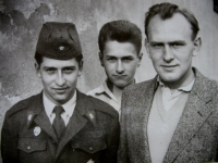 Ladislav Císař (*1942) se svými bratranci před vojenskou službou. Na snímku je vpravo.