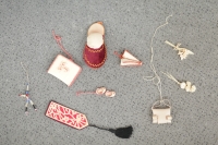 Drobné předměty (3-5 cm) vyrobené z obalů zubní pasty, jež matka Marie Lišková vyráběla ve vězení jako dárky pro svou dceru. Vše tajně.