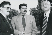 Zleva: Josef Lux, Jan Kalvoda a Václav Klaus před Kramářovou vilou, rok 1994