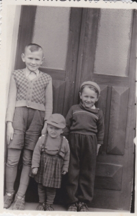 Zleva Ladislav Císař (*1942), vedle sestřenice Olga a bratranec Pepík.