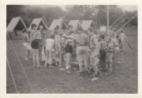 Martin Ehrlich (in a striped sweater in the middle) with the tourist group Čtveráci. It was founded in 1968 as a Scout, later had to go under the head of Pioneer, but was still led in the Scout spirit. (early 1980s)