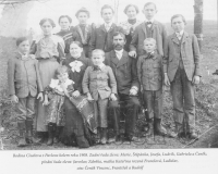 The Císař family around 1908 / photo: Sborník Světelsko, III. part / MEMORIES AND REMINISCENCES, ESPECIALLY OF THE GLASSWORK OF THE LINE OF THE EMPERORS FROM PAVLOV U LEDČE NAD SÁZAVOU. Ladislav Císař (father of the witness) is In the bottom row, 