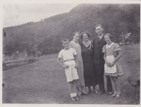 Family of Štěpniček and Císař (mother Marie and father Ladislav) / August 12, 1934 / Vlastějovice.
