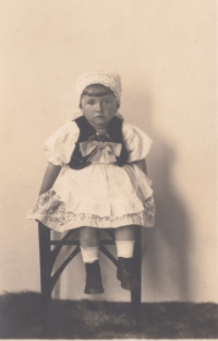 A photo of Milada Frantalová, née Hronová as a child