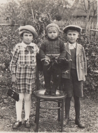 With her siblings - with her older brother Jirka and younger Oldříšek, about the first half of the 30s 