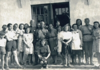 Milada Frantalová (úplně vpravo) se sovětskými vojáky, květen 1945