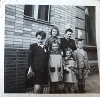 Zlata Černá jako nejstarší z dětí nahoře uprostřed, vedle vpravo její matka, její sourozenci :  zleva první  Vašek, druhá Agáta, třetí Vendula, čtvrtý Bója