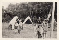 Martin Ehrlich (4th from the right) at the camp with the tourist group Čtveráci. It was founded in 1968 as a Scout, later had to go under the head of Pioneer, but was still led in the Scout spirit (late 1970s and early 1980s)