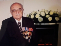 Daniel Kostsánszky počas životného jubilea s vojenskými vyznamenaniami