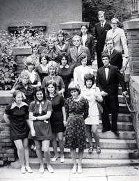 Pavel Bártek (první zprava dole) s maturitní třídou / Nový Jičín / 1973