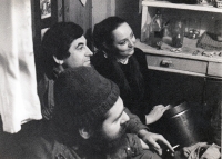 Rostislav Pospíšil (zleva), Pavel Bártek a Hana Mynářová ve sklepě u Ivana Mynáře / 1989
