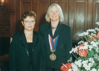 Dagmar Helšusová (vpravo) v porevolučních letech jako oddávající