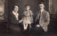 Vlasta Prokopová with her parents in 1933