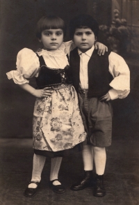 Vlasta Prokopová s kamarádkou Jitkou Wirthovou v roce 1932