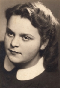 Vlasta Prokopová na fotografii pro tablo Obchodní akademie v roce 1944
