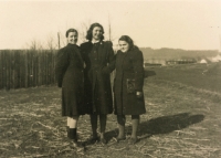 Vlasta Prokopová (vpravo) s přítelkyněmi Elfriede Bauch (uprostřed) a Gertrude Schellenberger (vlevo) v únoru 1945, WEL III Strašice