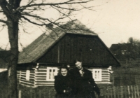 Vlasta Prokopová (left) with Elfriede Bauch in february 1945