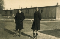 Vlasta Prokopová (vlevo) a Ruth Börnmüler v táboře WEL III Strašice, únor 1945