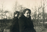 Vlasta Prokopová (vpravo) a Ruth Börnmüler v únoru 1945