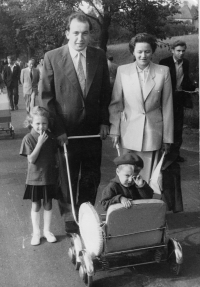 Ivan Junášek with his parents and older sister in 1959