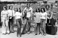 Ivan Junášek (vpravo s basou) se skupinou Entuziasté / kolem roku 1975
