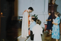 Karel Janoušek gives the new-priesthood blessing in 1986 in Ellwangen, where he received priesthood ordination
