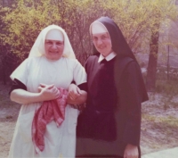 Bonavita Margita Brajerová (vpravo) - fotografia z čias rehoľnej služby v Hronskom Beňadiku (80.te roky)