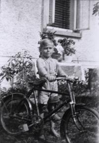 Helmut Hempel as a child with bicycle
