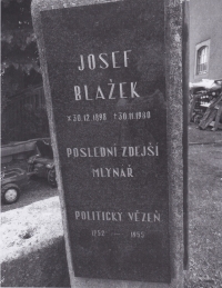 A memorial plaque for Josef Blažek unveiled in 1998 (100-year birth anniversary and 80-year anniversary of an independent Czechoslovakia)