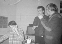 Pavel Novák na fotografii vpravo se studenty v kanceláři jihlavského Občanského fóra