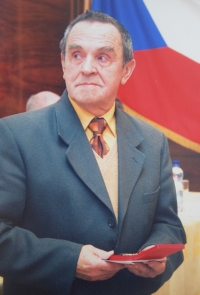 Josef Horák recieves award for Technical auxiliary battalion, 2009