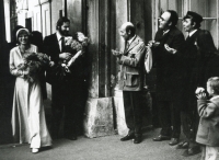 Svadba s Majou, 1977
blahoželajú blízki priatelia hudobníci Roman Berger, Juraj Hatrík a Ilja Zeljenka
