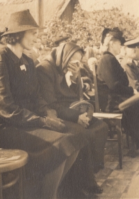 Mother and sister of General Václav Šára during the celebratory unveiling of the memorial plaque on his family home