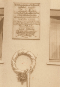 Memorial plaque at the family house of General Václav Šára, the celebratory unveiling of which in 1946 was attended by the commander of the Prague Uprising, Karel Kutlvašr