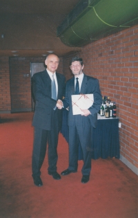 Oslava padesátin Michala Hrona, na fotografii s ředitelem firmy KODAP Vladimírem Šnekem,  červen 1999