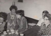 Zleva - otcova sestra Anna Lorencová (teta Anda), máma Milena, sestřenice Lenka Černá, Michal Hron, babička Gertruda Šulcová, Nejdek, 1971.