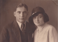Matka Marie Ledererová a její bratr Jan Lederer, Poděbrady, 1933