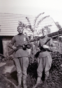 Pózující sovětští vojáci (Luka nad Jihlavou, květen 1945)