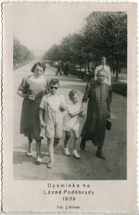 Zleva - teta Růžena Justicová, bratranec Zdeněk Justic, Pavel Jelínek, Josefína Ledererová, Poděbrady, 1939
