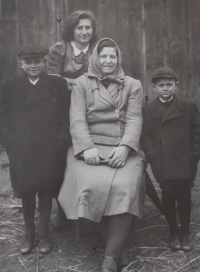 The Brož Family (Marie, the second wife of Rudolf Brož, is in the middle, the children from his previous marriage on the left  and František Brož on the right)  