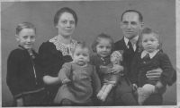 Annelies Hennig (s panenkou) s rodinou za války
