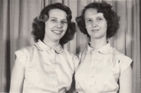 Sestry Věra a Vlasta Klasovy (pamětnice vlevo), 1954, Repre na plese
