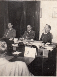 Tatínek František Klas vpravo, cca 1947 v Zemědělské záložně v Praze  