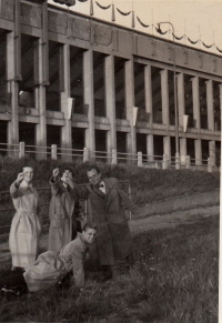 Strahov cca 1953, Vlasta vlevo, uprostřed sestra, Mirek dole. Ruce zaťaté v pěst - dle Vlasty gesto proti komunistům