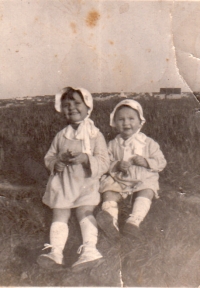 With her sister 1936, Černá louka - Praha Kačerov, Vlasta on the right