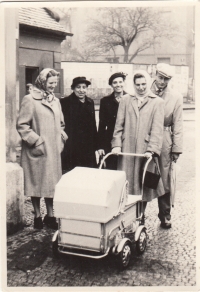 1956 sestra Věra drží kočárek, Vlasta vlevo, Mirkova maminka v černém vlevo, Vlastina maminka v černém vpravo