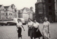 Staroměstské náměstí 1955, maminka Vlasty vlevo